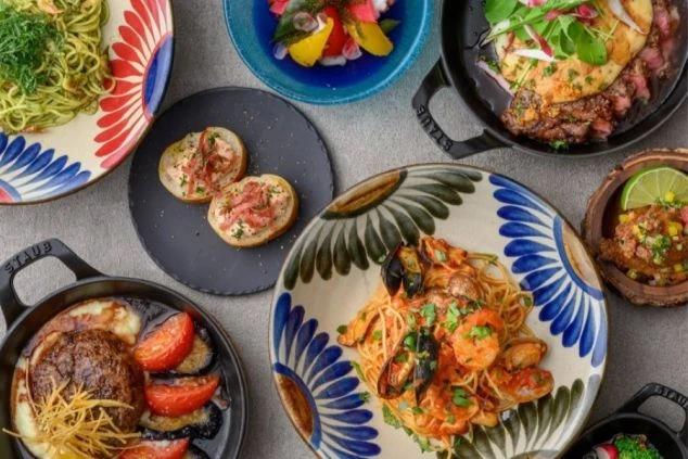 種類豊富なイタリアンやグリル料理が並ぶ、豪華な食事。お客様に最高の食事体験を提供する、やりがいのあるお仕事です。