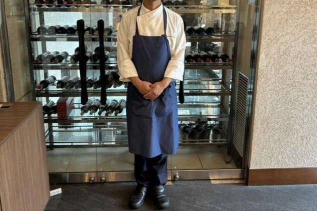 リゾートバイトの仕事風景を表現するイメージ画像。調理の仕事で着用する、白いコックコートと紺色のエプロン。