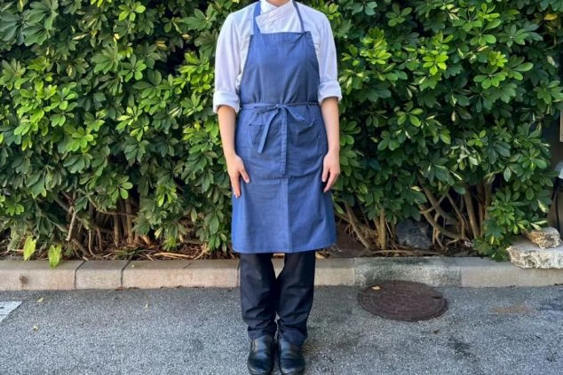 リゾートバイトの仕事風景を表現するイメージ画像。調理の仕事で着用する、白いコックコートと紺色のエプロン。