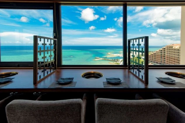 窓から美しい海を一望できるレストラン。絶景を眺めながら、お客様に心温まるおもてなしを提供できます。