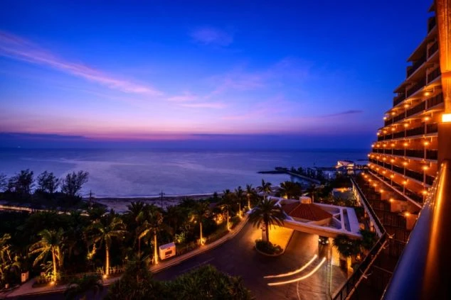 夕焼けに染まる空と海が幻想的な夜のホテル。仕事の疲れを癒してくれる、心安らぐ贅沢な時間が待っています。