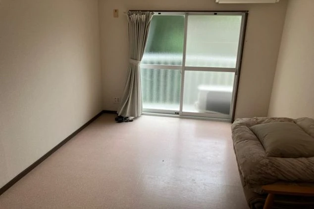 リゾートバイトの寮の個室。日当たりの良い、広々としたワンルームタイプのお部屋です。