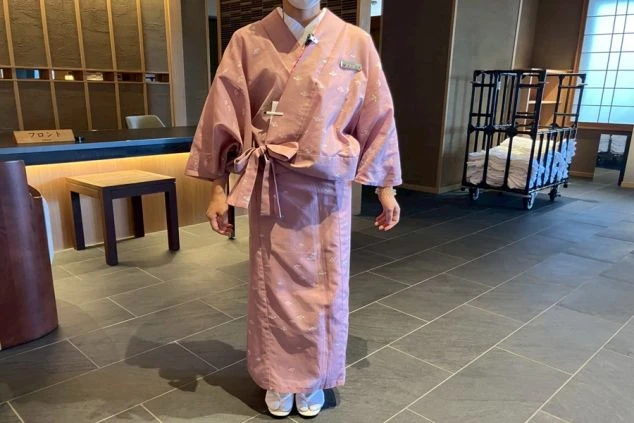 ピンク色の女性用制服の画像。