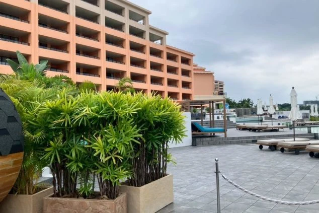 ホテルの受付カウンターと、くつろげるソファスペースが広がる開放的な空間。