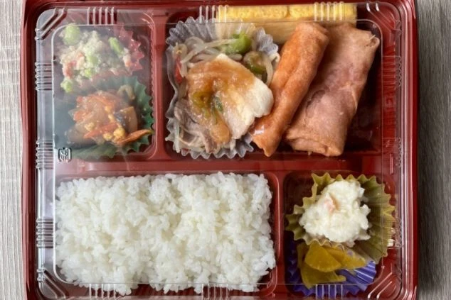 リゾートバイトの食事として提供されるお弁当形式のまかない料理の画像。