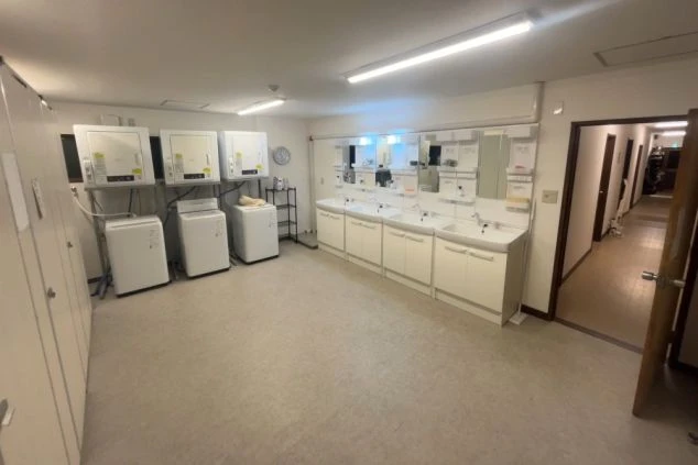 リゾートバイトの個室寮の共用部の画像。