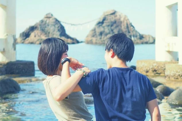 ヨーロッパの古城のような雰囲気のホテルエントランス。外壁は不揃いの石積みが特徴で、丸みを帯びた屋根とアーチ型の窓がある。