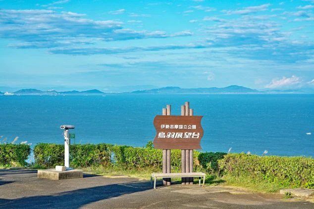 ヨーロッパの古城のような雰囲気のホテルエントランス。外壁は不揃いの石積みが特徴で、丸みを帯びた屋根とアーチ型の窓がある。