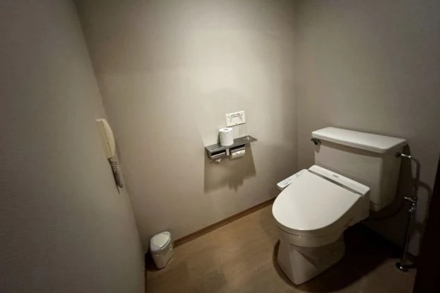 寮の洗面所と浴室の画像。洗面台が広く、鏡も大きい。