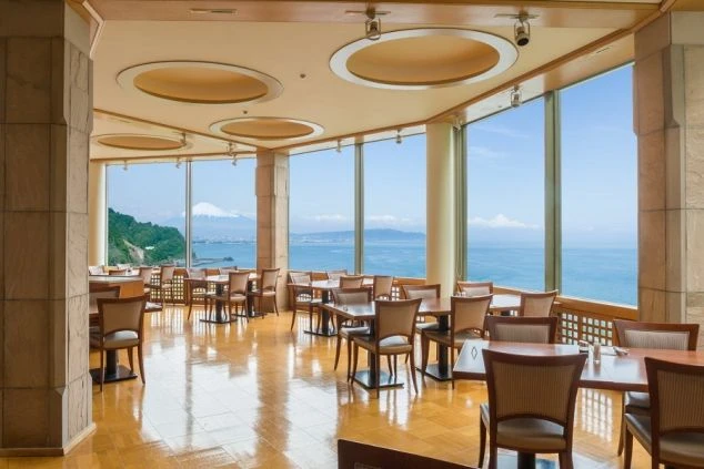 窓から海と富士山が見える、絶景が楽しめるホテル内のレストラン。
