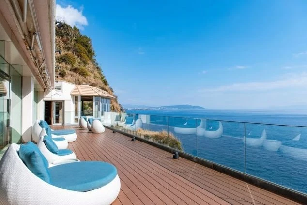 海に面したウッドデッキテラス。ゆったりとしたソファに座り、絶景を楽しめる空間。