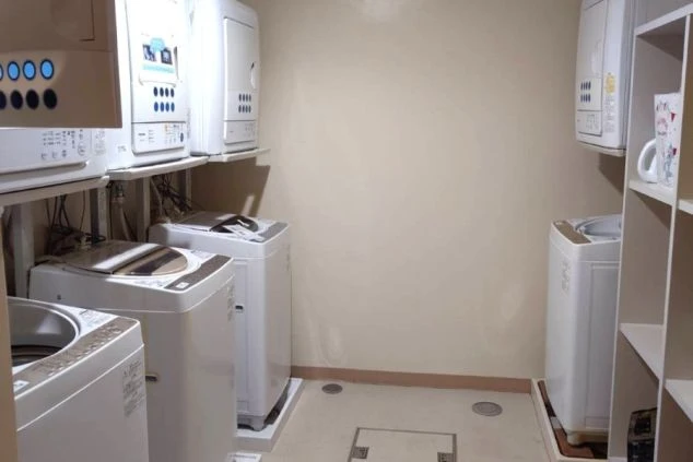 寮内に設置された複数の洗濯機と乾燥機。いつでも気軽に洗濯ができ、快適な生活を送れます。