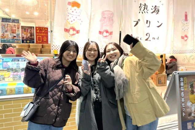 リゾートバイトの勤務先の外観を表現するイメージ画像。豊かな緑に囲まれた高台に立つ落ち着いた茶色の建物