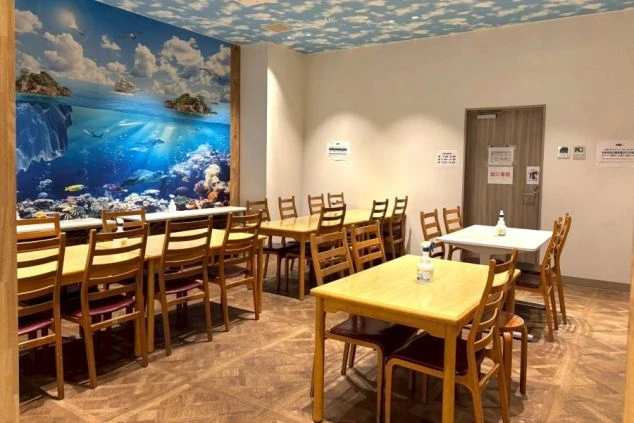 明るい雰囲気の従業員食堂の賄い画像。