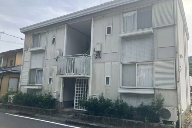 リゾートバイトの寮の外観。エアコン完備のアパートタイプの建物で、個室で生活できる住み込みの寮。