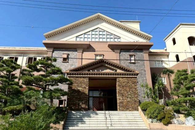 リゾートバイト住み込み求人の勤務先となる高級ホテルの外観。和モダンで落ち着いた雰囲気の綺麗な職場。