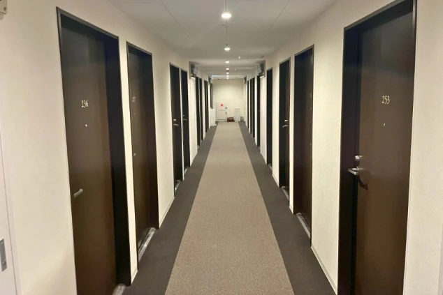 清潔に保たれた寮の廊下。プライベート空間がしっかり確保されており、安心して生活できます。