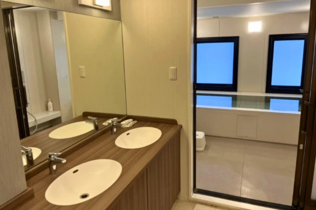 広々とした洗面台と大浴場。仕事の疲れを癒せる、贅沢なバスタイムが待っています。