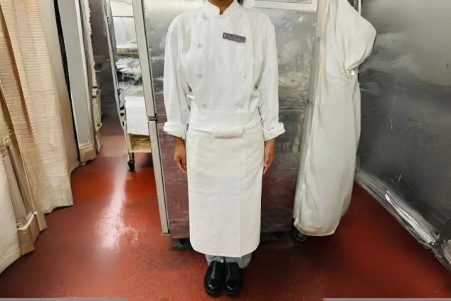 白いコックコートを着用した、キッチンの調理スタッフの制服。リゾートバイトで調理や洗い場業務に興味がある方に、仕事内容をイメージさせる画像。