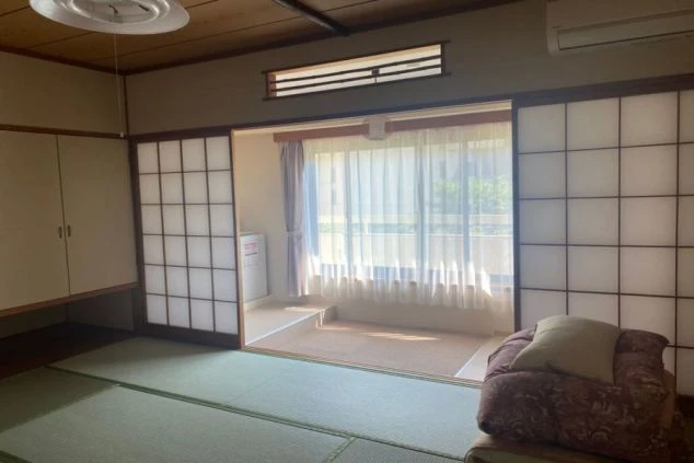 鬼怒川温泉でリゾートバイトするスタッフが住む寮の畳の部屋の画像。