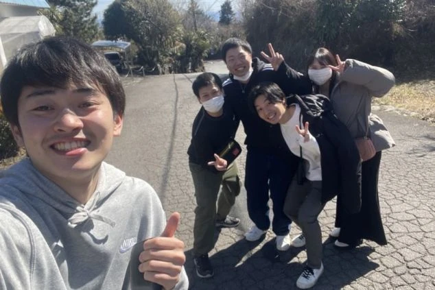 リゾートバイトの仲間たちと笑顔で記念撮影をしている様子の画像。友達と楽しい思い出を作れる。