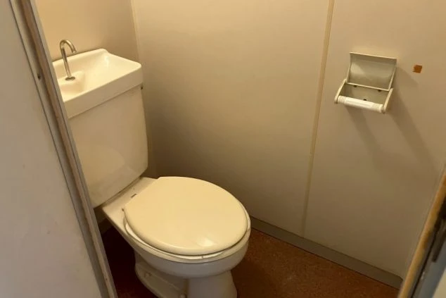 リゾートバイト寮の個室トイレ（洋式）の画像。清潔感のある寮の設備を紹介。