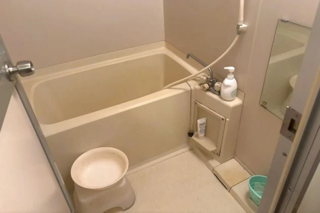 リゾートバイト寮のユニットバスの画像。バスタブとシャワーが付いており、お風呂付きの個室寮を探している人向け。