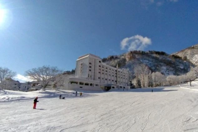 雪山にあるスキー場とリゾートホテルの画像。冬のリゾートバイト、スキー場バイトを探す人向け。