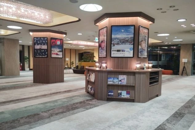 スキー場やリゾートホテルのロビーにある受付カウンターの画像。リゾートバイトのインフォメーションカウンターの仕事風景。