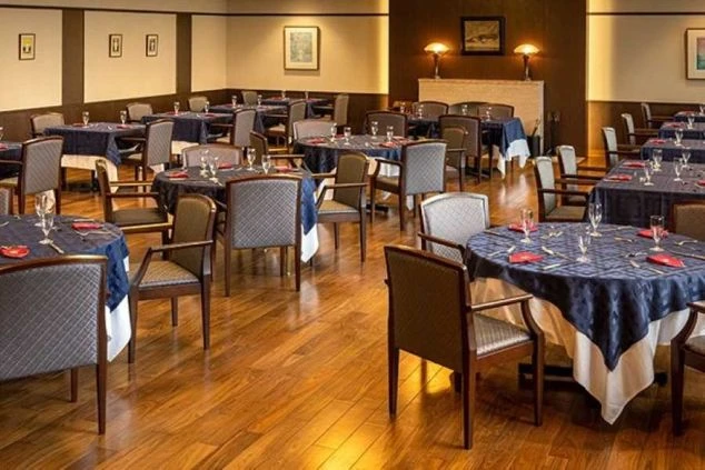 リゾートバイトの勤務地となるホテルや旅館の、高級感のあるレストラン（ホール・ダイニング）の画像。