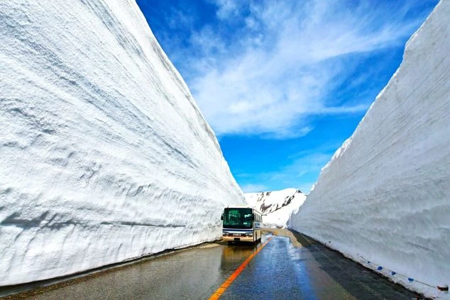 立山黒部アルペンルートでのリゾートバイトのイメージ画像。雪景色と雄大な山脈（立山連峰）の絶景を間近で楽しむ。
