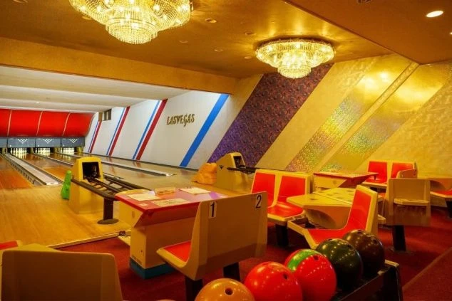 派手な内装のボウリング場。リゾートバイトの休日は、施設を利用してアクティビティを楽しめます。