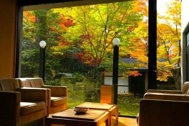 紅葉が美しい旅館のロビーラウンジの画像。絶景を眺めながら働ける、秋の旅館・ホテルリゾートバイトの仕事場。