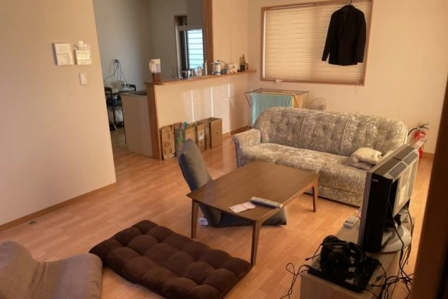 リゾートバイトのシェアタイプ寮の共用スペースの画像。TVがある。