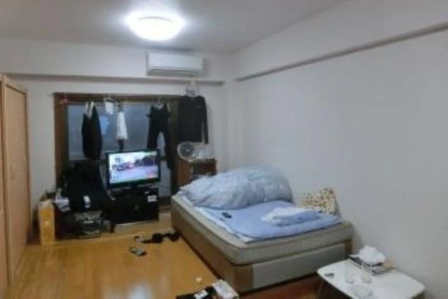 リゾートバイトの男性寮の個室。ベッドやテレビがあり、窓からは光が差し込みます。自分だけの空間で、リラックスして過ごせます。