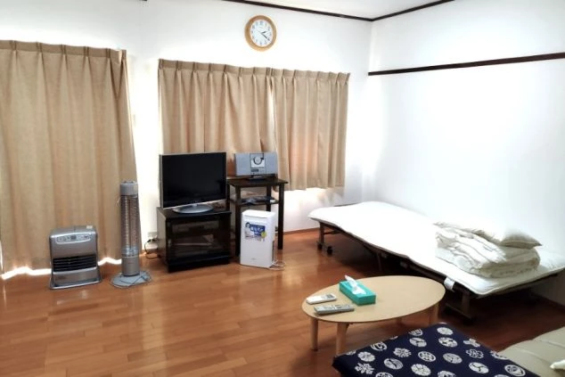 リゾートバイトの寮。ベッドやテレビ・冷暖房など家電が完備された、清潔感のある個室。