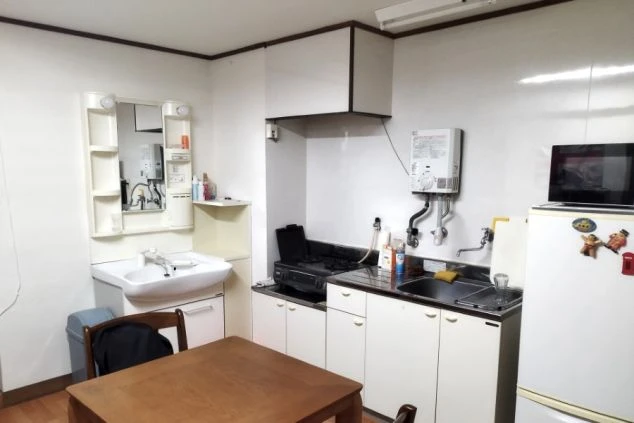 リゾートバイトの寮にあるキッチンとダイニングスペース。自炊ができる設備が整っています。