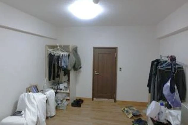 リゾートバイトの男性寮の個室。ハンガーラックが複数あり、たくさんの衣類を収納できます。  