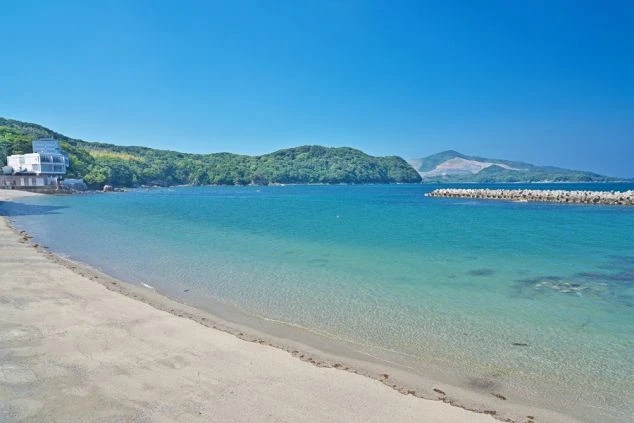 勤務地の近くには、穏やかで美しいビーチも。リゾートバイトの休日は、透き通った海でのんびりと海水浴を楽しめます。