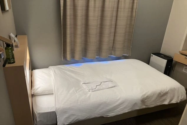 リゾートバイトの寮(客室タイプ)に用意されたベッド。清潔なシーツと布団で、仕事の疲れをしっかり癒せます。