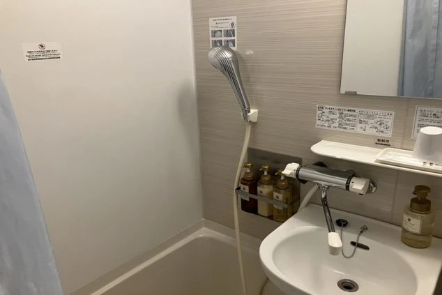 リゾートバイトの寮(客室タイプ)のユニットバス。シャンプーやボディソープも備え付けられており、すぐに入浴できます。