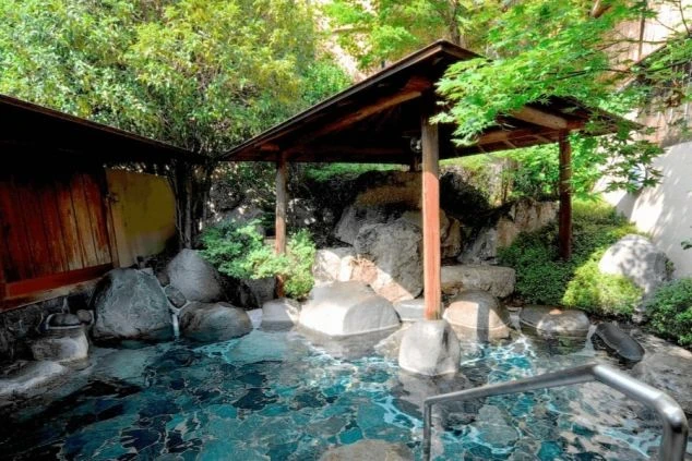 和風庭園に囲まれた露天風呂の風景。リゾートバイトの勤務地として人気の温泉旅館。