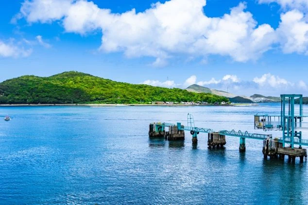 青い海に架かる、離島へのフェリー乗り場の桟橋。リゾートバイトの休日には、船に乗って周辺の島々へ遊びに行くこともできます。