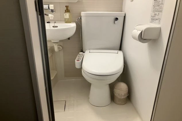 リゾートバイトの寮（客室タイプ）の個室トイレ。温水洗浄便座が完備された、清潔で快適な空間です。