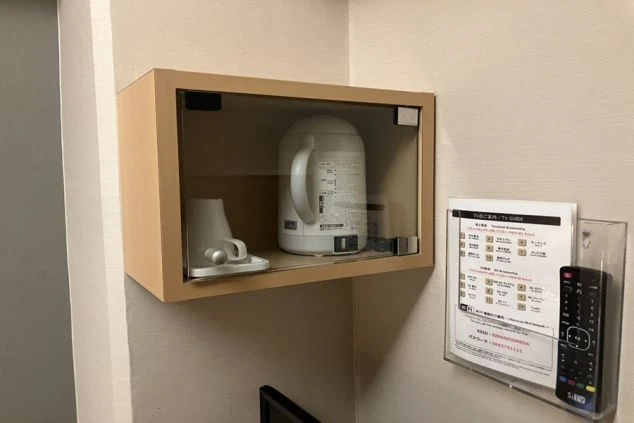 リゾートバイトの寮(客室タイプ)に備え付けの電気ケトルとマグカップ。部屋でお茶やコーヒーを淹れて、リラックスタイムを楽しめます。