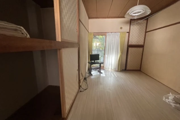 リゾートバイト寮の部屋の画像。フローリングと畳のスペースがあり、収納とテレビが備え付けられている。和風で広々とした寮の部屋の画像。