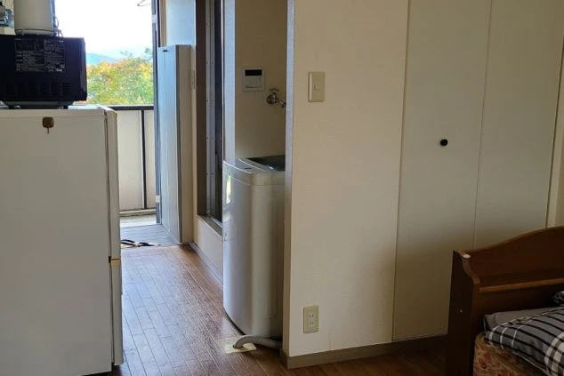 専用の洗濯機が室内に設置された「和心の宿 大森」の個室寮。