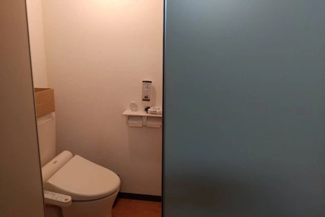 リゾートバイトの寮にあるトイレ。温水洗浄便座が完備されており、清潔で快適。