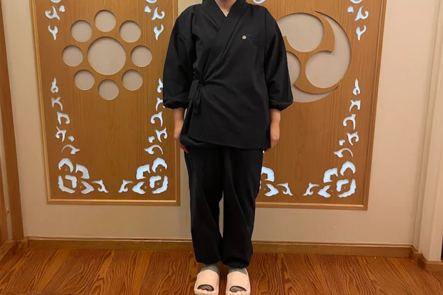 リゾートバイトの仕事風景のイメージ画像。紺色の作務衣風の制服。