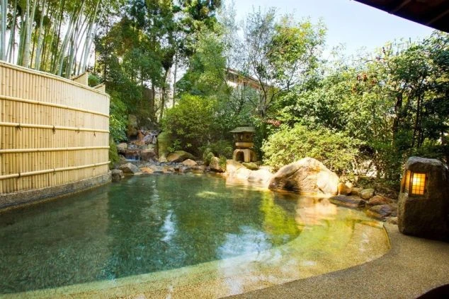 島根県 玉造温泉にある旅館の露天風呂。リゾートバイトの仕事後に無料で入れる温泉。